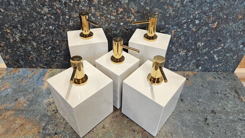 Łazienka z luksusowymi płytkami DTM – profesjonalne glazurnictwo w aranżacji wnętrz