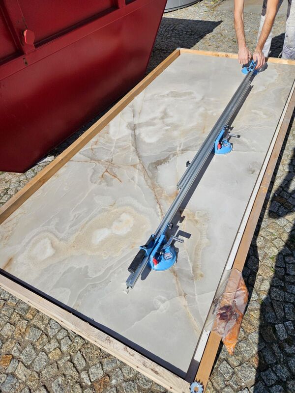 Elewacja budynku mieszkalnego wykończona płytkami DTM – profesjonalne glazurnictwo