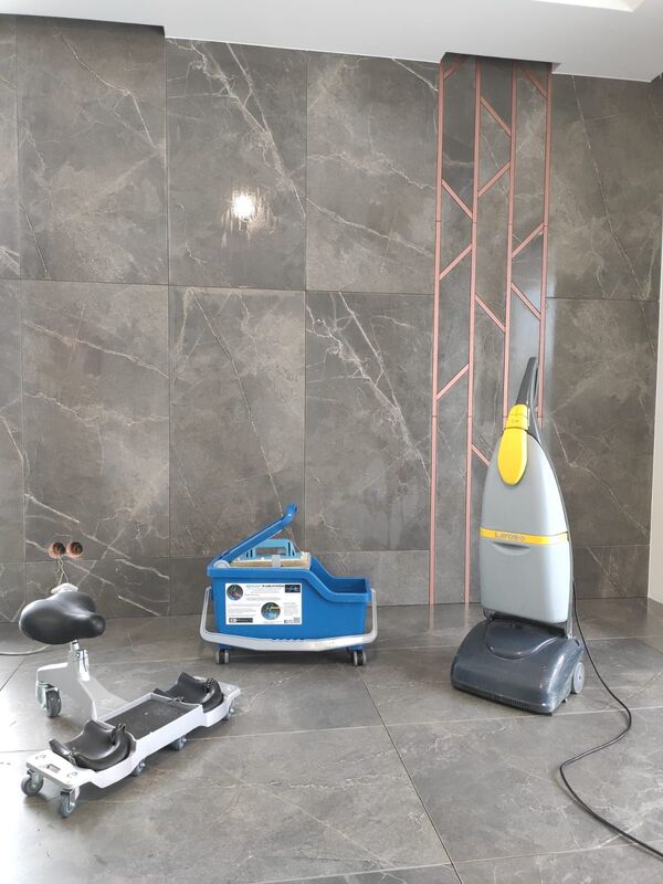 Elewacja domu ocieplonego pianą PUR z wykończeniem glazurniczym DTM