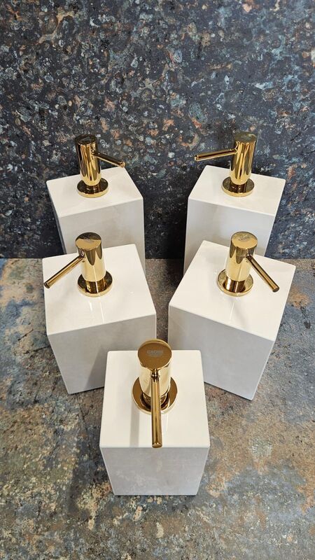 Biuro wykończone płytkami DTM – elegancka przestrzeń i profesjonalne glazurnictwo