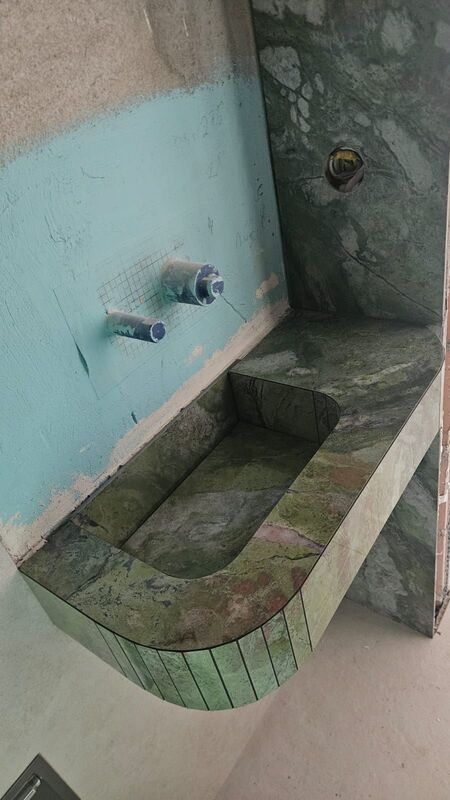 Nowoczesne wykończenie przestrzeni komercyjnej płytkami DTM – profesjonalne glazurnictwo