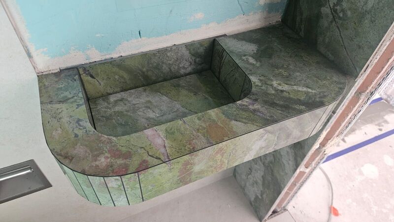 Pokój dzienny wykończony płytkami DTM – staranne glazurnictwo i minimalistyczny styl