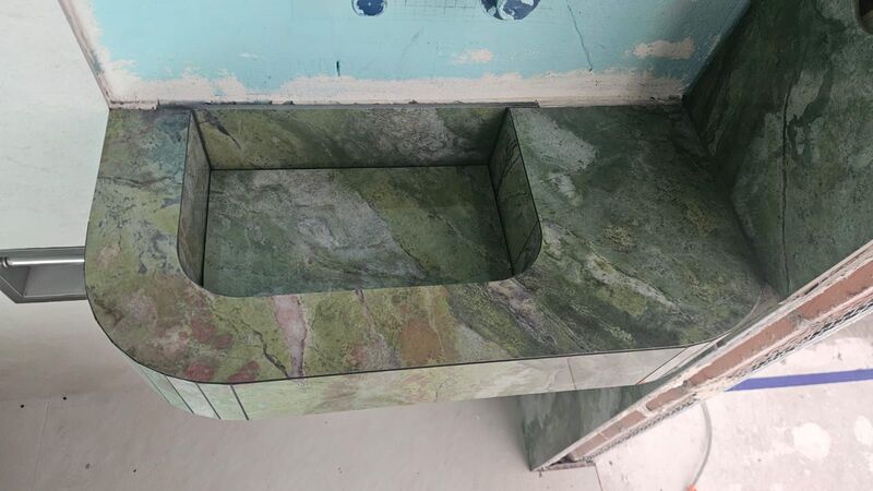 Łazienka hotelowa z płytkami DTM – profesjonalne glazurnictwo i elegancki wystrój