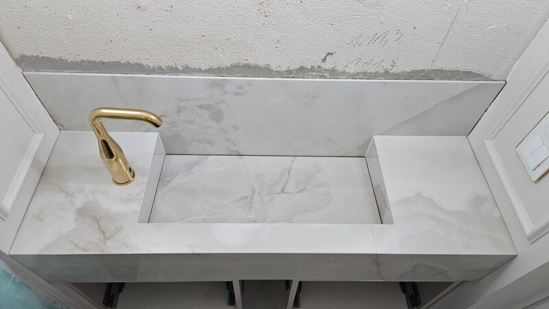 Przestrzeń komercyjna z płytkami DTM – precyzyjne glazurnictwo i nowoczesny wygląd