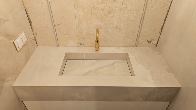 Ściany wykończone płytkami DTM – elegancka imitacja kamienia i profesjonalne glazurnictwo